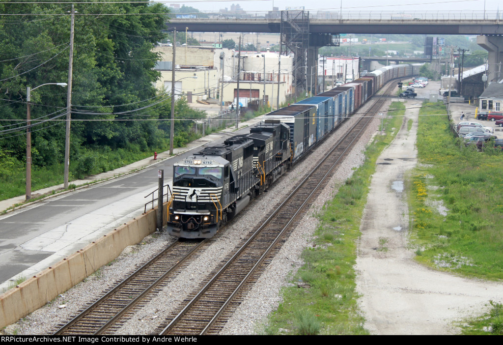 NS 6752's fully assembled 281 train stretches around the curve